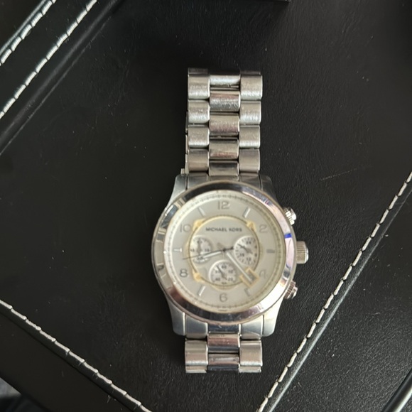 Designer Michael Kors MK8086 Runway Watch Silver Tone-Unisex, EUC New Battery - Picture 13 of 13